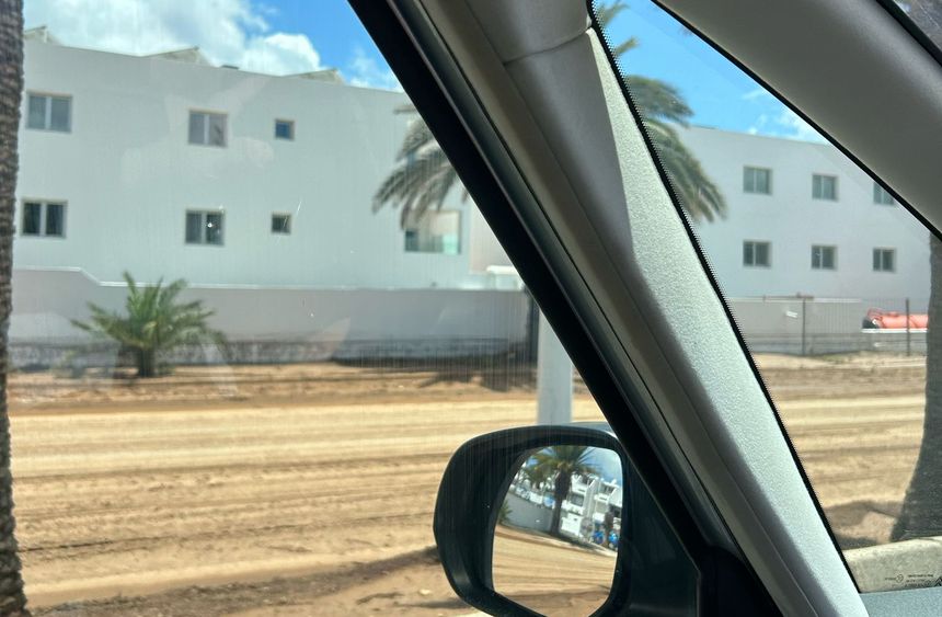 La principal carretera de entrada a Costa Teguise se ha convertido en una pista de tierra.