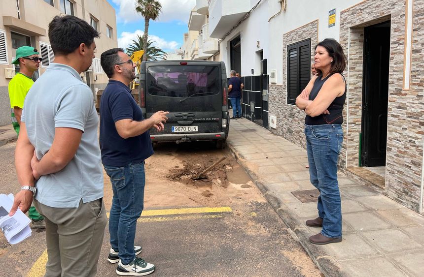 El primer teniente de alcalde charlando con una de las vecinas.