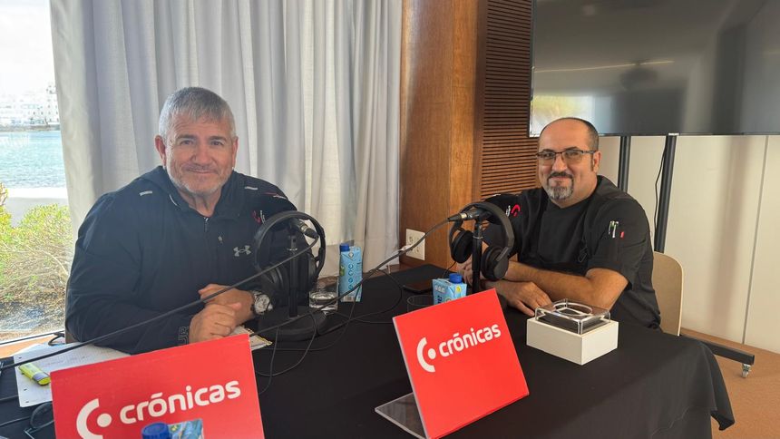 Chalo Frías con el segundo jefe de cocina del Islote de La Fermina.