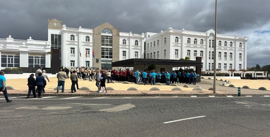 Taxistas acudiendo a los exteriores del Cabildo de Lanzarote en la segunda jornada de paro patronal.