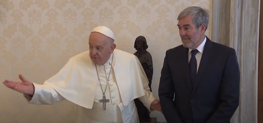 Momento en el que el Papa Francisco invitaba a Clavijo a sentarse para hablar del problema de la inmigración en Canarias.