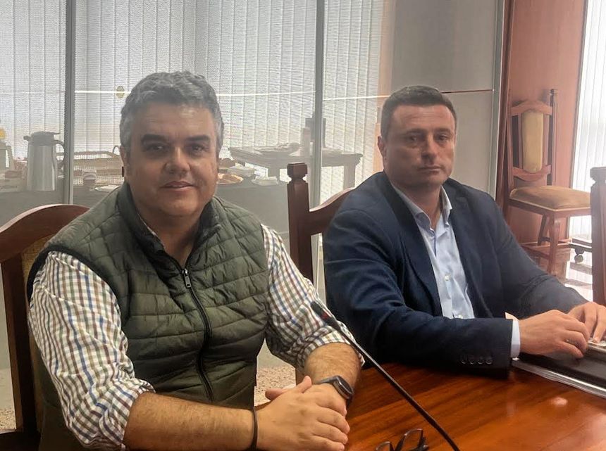 Armando Santana junto a Óscar Noda en un pleno del Cabildo