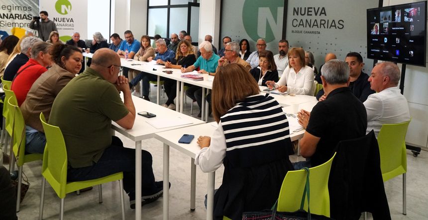 Román Rodríguez explicando la situación a sus compañeros de la Ejecutiva