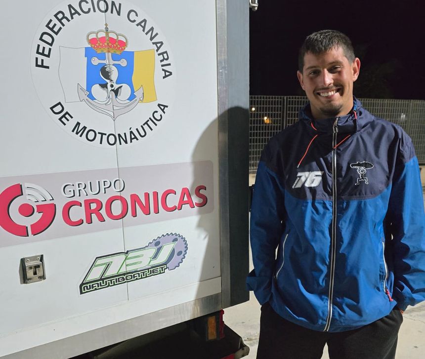 Daniel Hernández con la furgoneta con parte de sus patrocinadores.