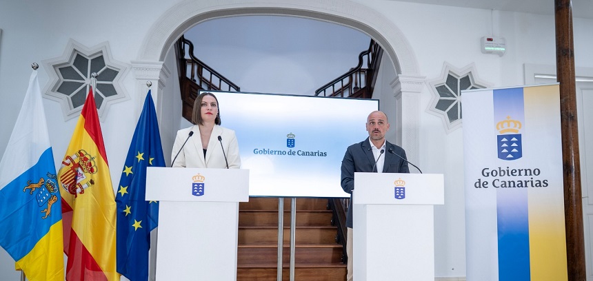 Migdalia Machín y Alfonso Cabello tras el encuentro del Consejo de Gobierno desarrollado en la Casa de la Cultura Agustín de la Hoz.