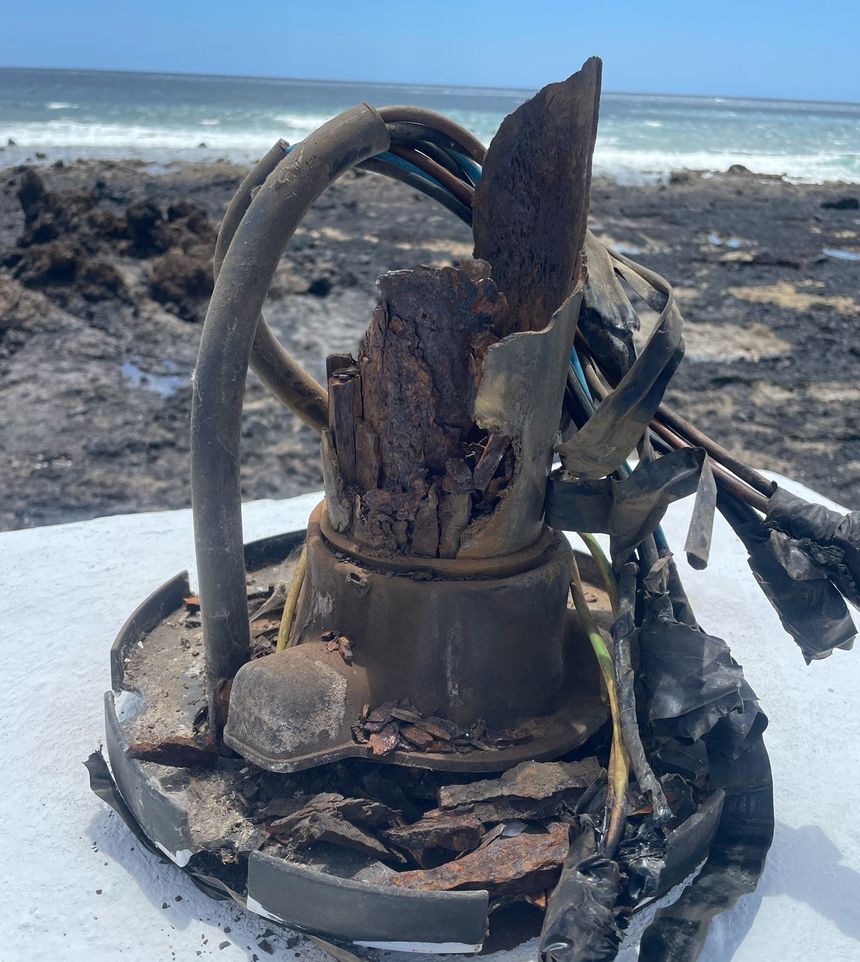 Imagen del lamentable estado en el que se encuentra una de las farolas del norte de la Isla