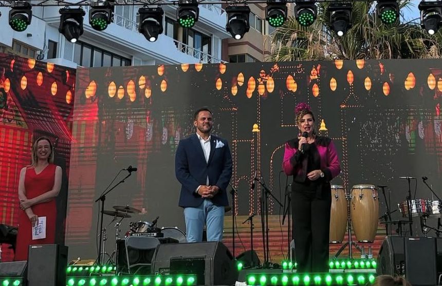 La inauguración estuvo dirigida en el escenario por nuestra compañera Laura San José. El alcalde de Arrecife y la concejal de Comercio saludaron a todos los presentes