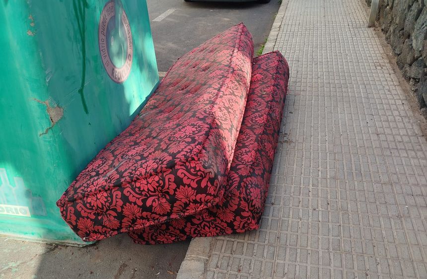 Imágenes de enseres y escombros que la gente tira (8)