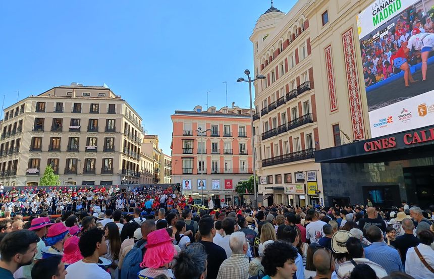 La gente llenó la plaza de Callao para ver la luchada en directo
