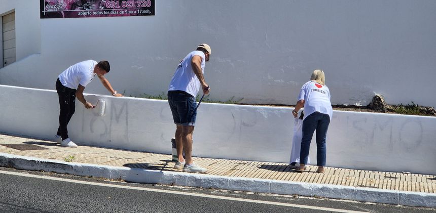 El presidente de la Asociación fue el primero en coger la brocha