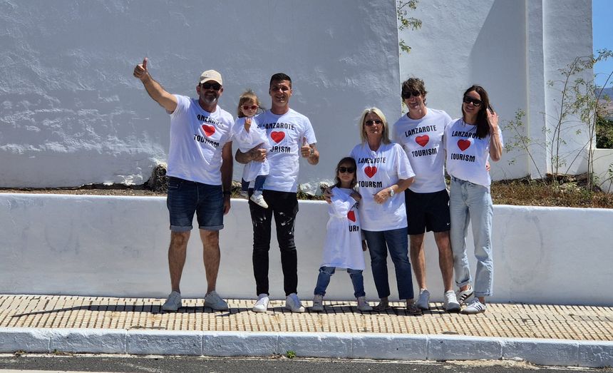 El pequeño grupo satisfecho tras el trabajo