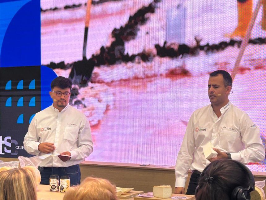 Omar Viña, presidente de AQUAL, en una de las degustaciones.