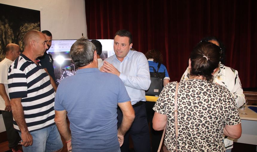 El alcalde siguió charlando con algunos vecinos tras la exposición de los proyectos