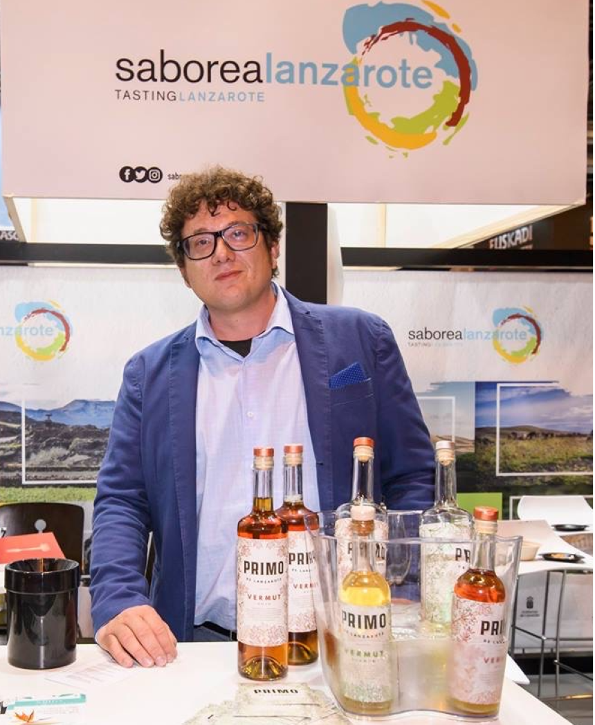 El propietario del Vermut en uno de los stands de Saborea Lanzarote.