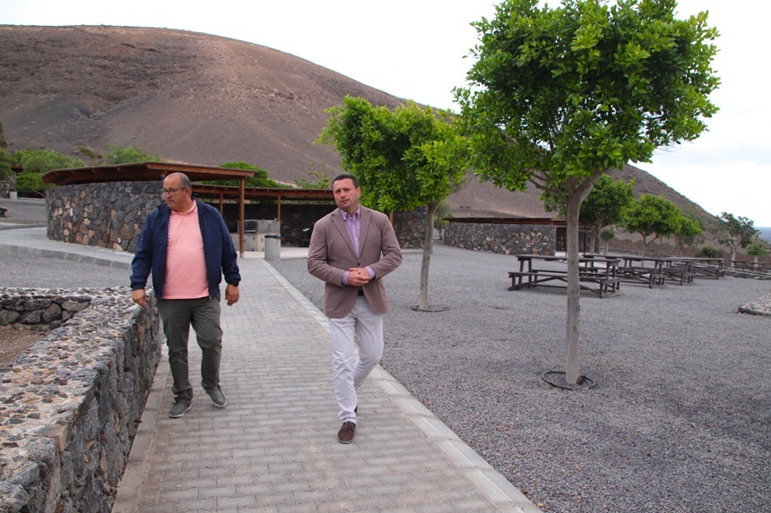 Visita realizada por el alcalde de Yaiza y el concejal de Parques y Jardines.