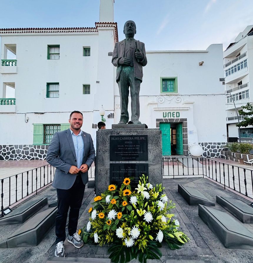 Yonathan de León mostrando las placas recuperadas en la estatua de Blas Cabrera Felipe
