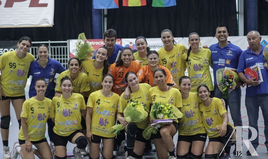 Las jugadoras y el cuerpo técnico del Puerto del Carmen.