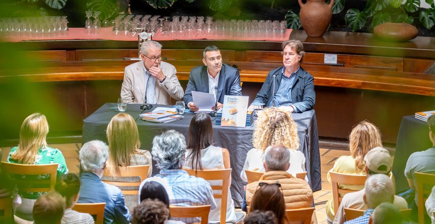 Momento de la presentación con los asistentes atentos a lo que se comentaba.
