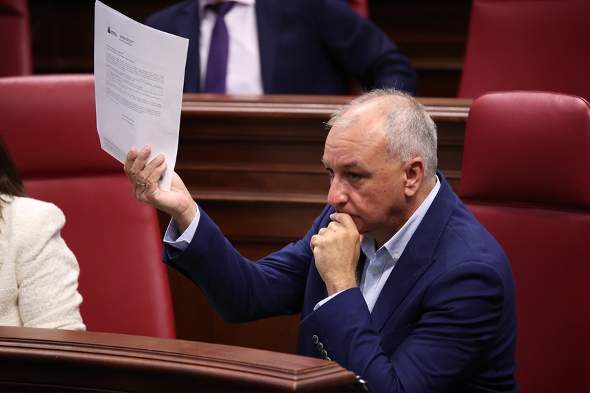 Luis Campos en el Parlamento de Canarias.