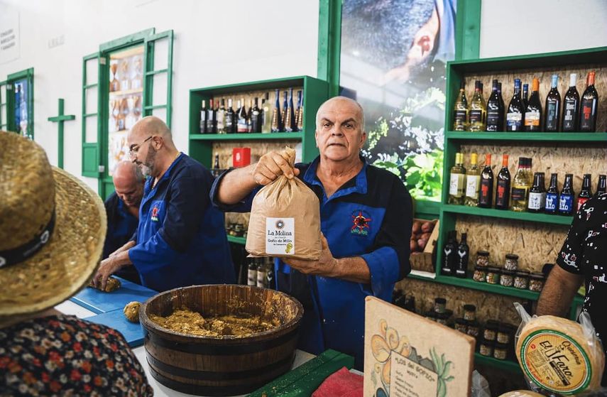 Los del Gofio en atendiendo a los visitantes de una feria.