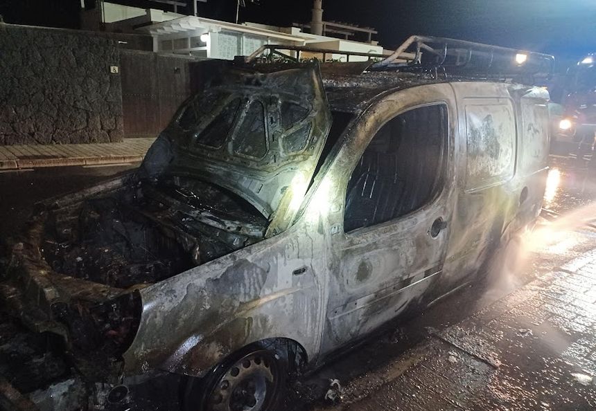 Así quedó el vehículo tras el incendio, totalmente calcinado