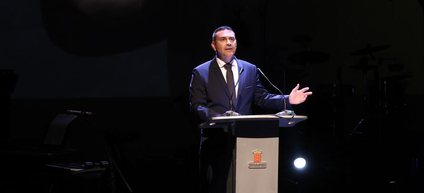 Oswaldo Betancort dirigiéndose a los presentes