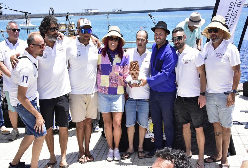 Los ganadores recibiendo el premio de manos del alcalde de Arrecife