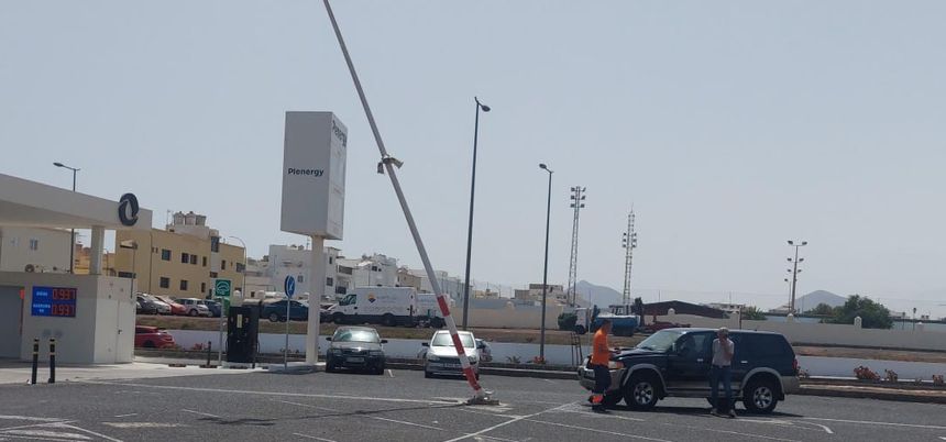 Momento del impacto y cómo un empleado de la gasolinera acude en ayuda del accidentado