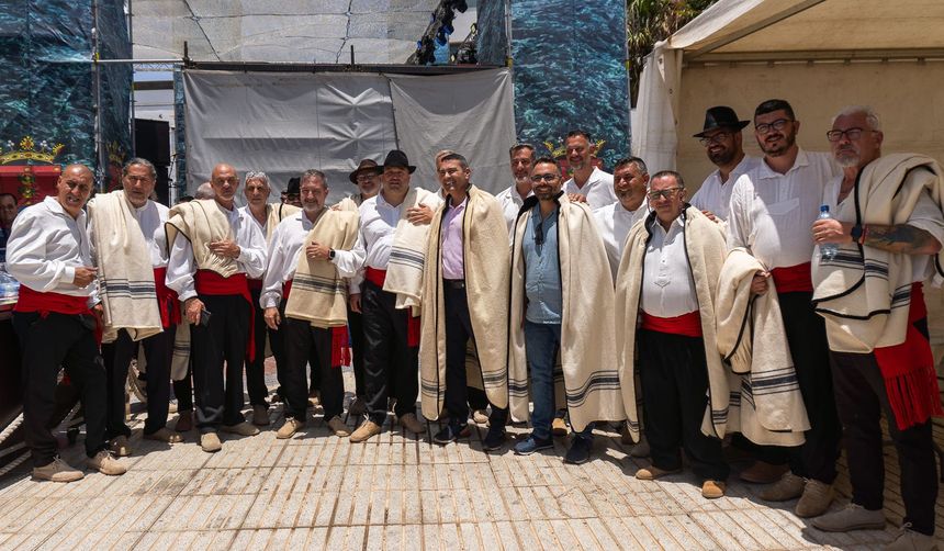 Oswaldo Betancort y Echedey Eugenio con los Sabandeños