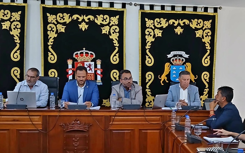 Echedey Eugenio defendiendo la moción a favor del edificio educativo en Naos.