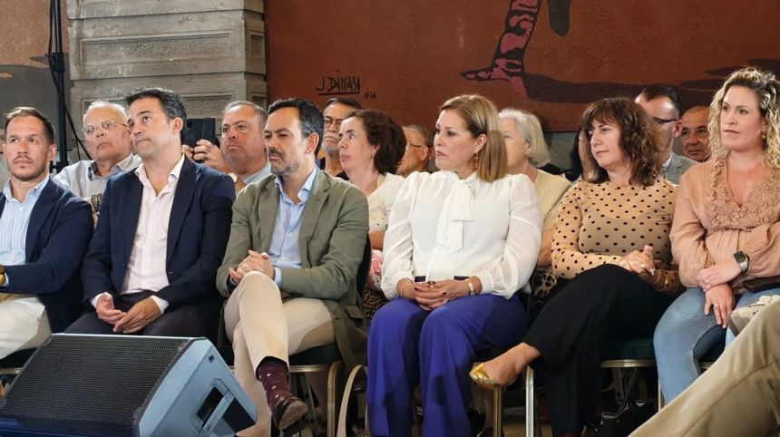 Astrid Pérez junto a otros líderes insulares de la formación escuchando a Feijoo