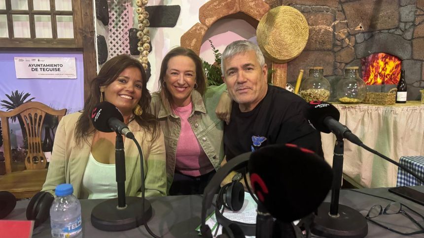 La alcaldesa de Teguise, Olivia Duque, con Laura San José y Chalo Frías de Crónicas Radio.