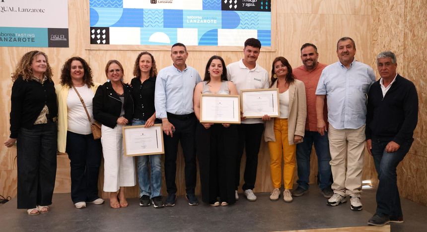El presidentedel Cabildo con los jóvenes premiados