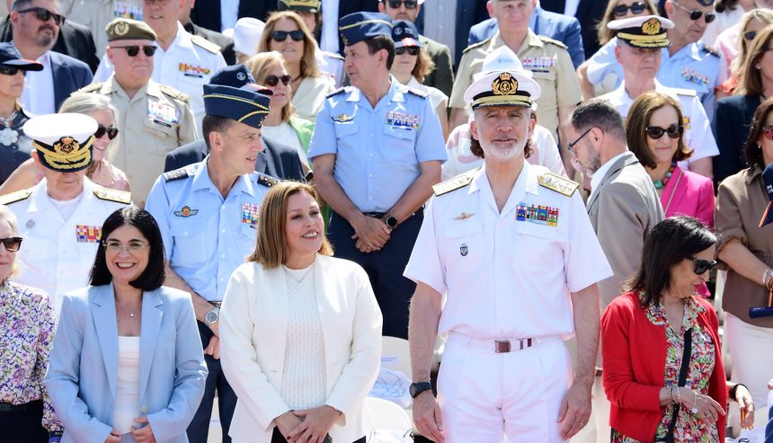 El Rey junto a la presidenta del Parlamento, la alcaldesa de Las Palmas, Carolina Darias, y la ministra de Defensa, Margarita Robles