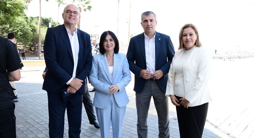 Pérez con el vicepresidente del Gobierno canario, Manuel Domínguez, la alcaldesas de Las Palmas y el delegado del Gobierno en las Islas