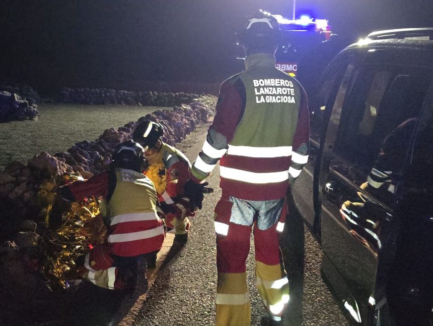 Imagen de los bomberos ayudando en la atención de alguno de los heridos