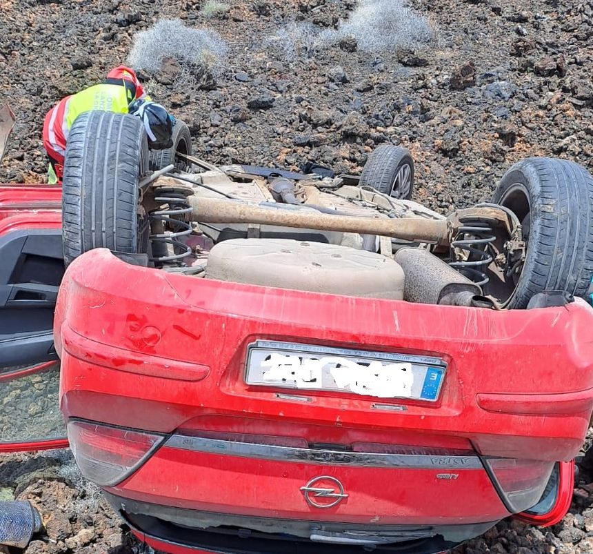 El coche quedó en una zona de complicado acceso