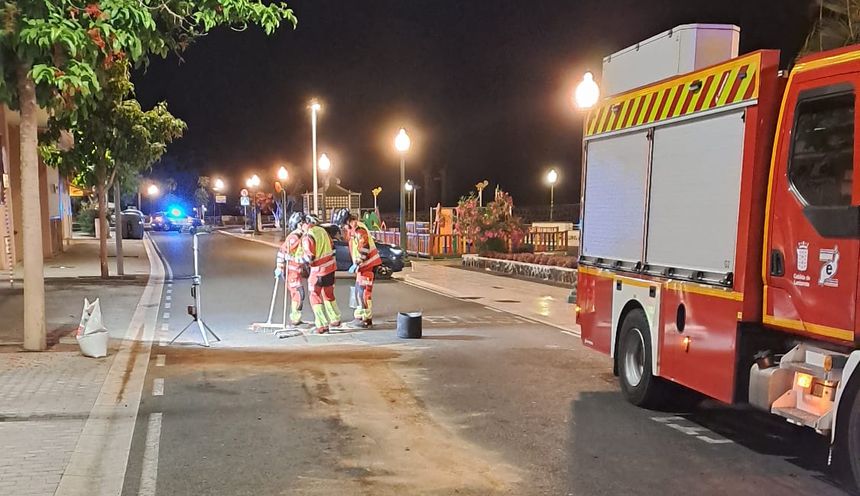 Momento en el que los bomberos estaban limpiando la calzada