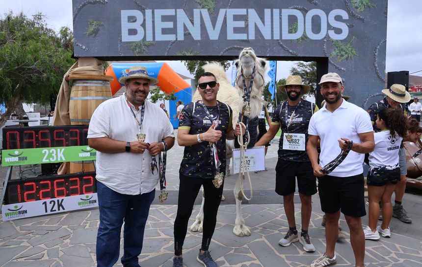 WINE RUN 2025 Autoridades junto a la camella Blanca