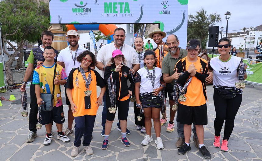 WINE RUN 2025 En línea de meta, con los jóvenes de Creciendo