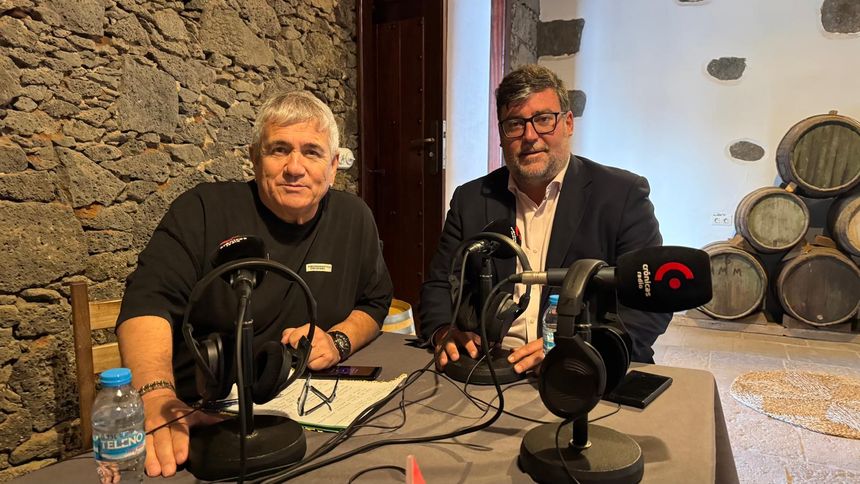 El locutor de Crónicas Radio, Chalo Frías, con Isidro Pérez, alcalde de San Bartolomé.