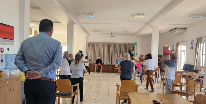 Isidro Pérez observando una de las actividades del proyecto de Envejecimiento Activo .