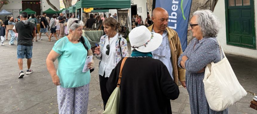 Alguno de los integrantes de Liberación Canaria charlando con los vecinos.