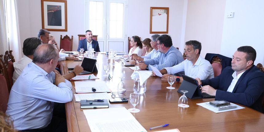 Momento de la reunión en el que interviene el alcalde socialista de San Bartolomé, Isidro Pérez