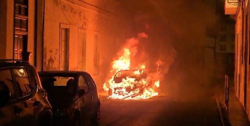 Imagen del vehículo ardiendo al lado de unas viviendas.