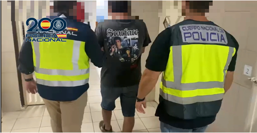 Policía Nacional realizando la detención del agresor.