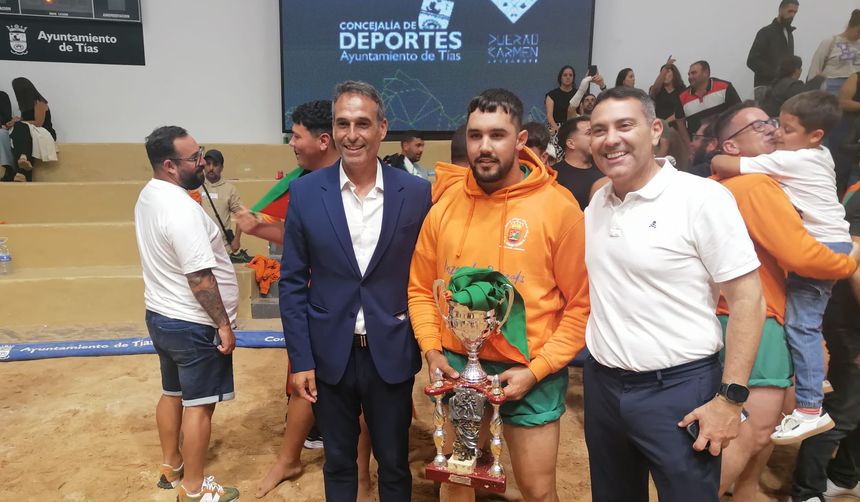 El alcalde de Haría y el presidente del Cabildo posando con la copa de los campeones
