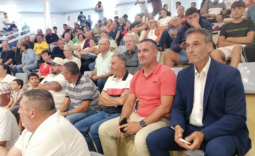 El terrero estaba lleno. Entre el público, el concejal de Deportes de Yaiza, Ángel Lago, y el alcalde de Haría, Alfredo Villalba