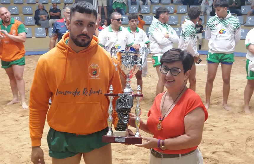 María Dolores Rodríguez en representación de la Caja entregando el trofeo a Nauset de León, capitán del Norte