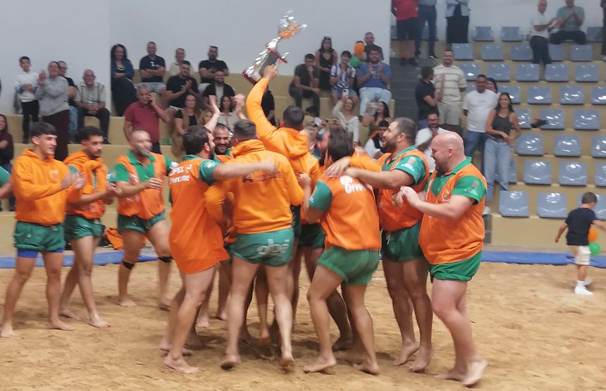 Los luchadores de Haría celebrando el triunfo